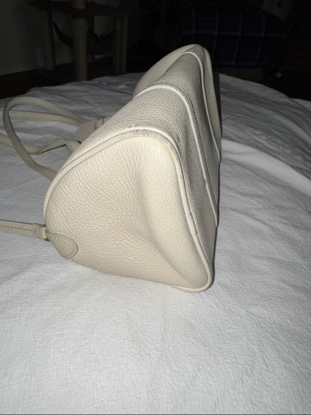 Dooney and Bourke Cream Leather Barrel Bag - Picture 6 of 11